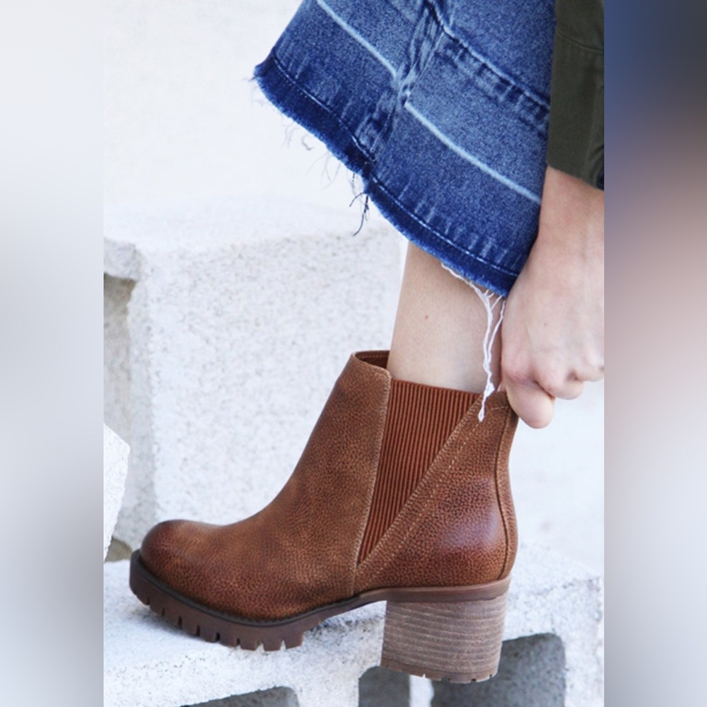 MIA Jody Women's Brown Lug Sole Brown Chelsea Boots Size 6